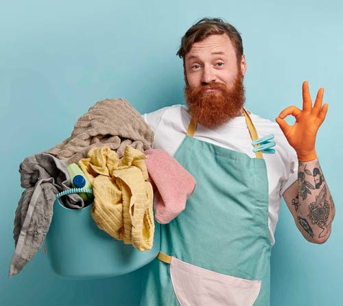 persona con canasta de lavado